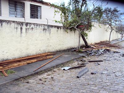 Telhado de escola é destruído pelo vento