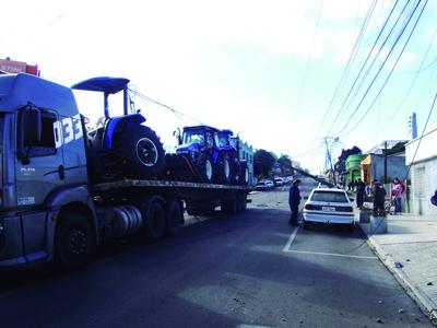 Caminhão arrasta fios, derruba postes e deixa bairro sem energia