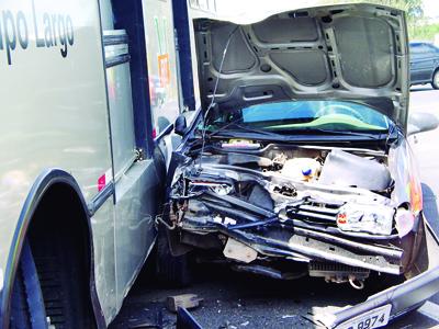 Duas pessoas feridas em colisão entre carro e ônibus