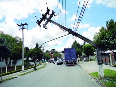 Acidente com caminhão causa falta de energia