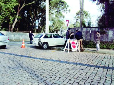 Duas vítimas em acidente entre dois veículos