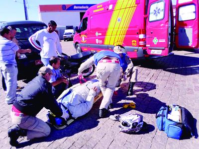 Colisão entre moto e van em posto de gasolina