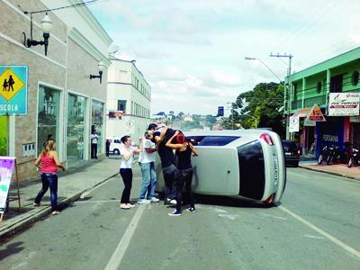 Audi tomba após bater em veículos estacionados