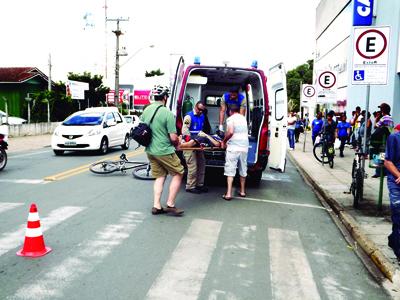 Ciclista atropelado na Xavier da Silva é socorrido pelo Siate 