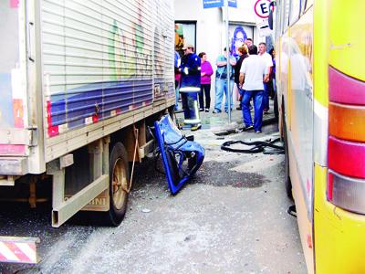 Colisão entre ônibus e caminhão na Centenário