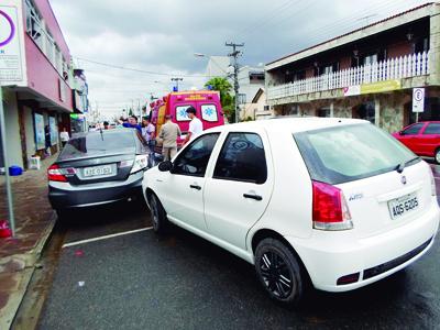 Acidente entre três veículos na Centenário