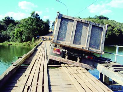 Caminhão fica  pendurado  na ponte da Barragem