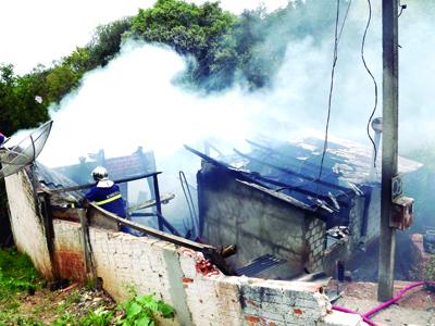 Família perde tudo no incêndio que consumiu toda a casa no Rivabem