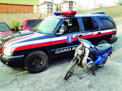 Moto com placa trocada apreendida com menor