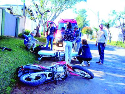 Carro sai da garagem e causa acidente 