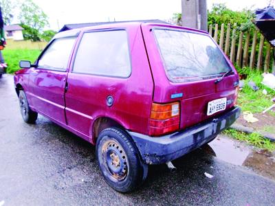 GM encontra Fiat Uno com alerta de furto abandonado