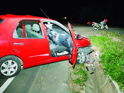 Mulher fica ferida em saída de pista na PR 423