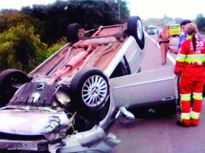 Motorista sai ileso de capotamento de veículo no Km 110