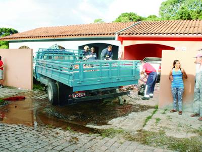 Caminhão desgovernado derruba muro 