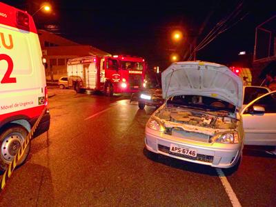 Veículo atinge muro após acidente