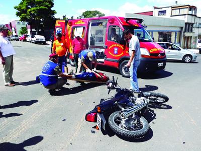 Mulher sofre fratura exposta em acidente 