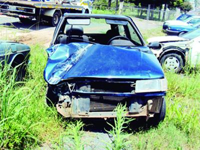 Carro abandonado após colidir em poste no Botiatuva