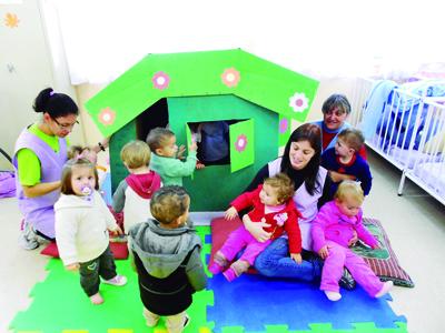 Crianças aprendem brincando na casinha de papelão do  CMEI Rudolf Göhringer