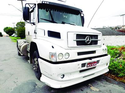 Caminhão roubado é encontrado 