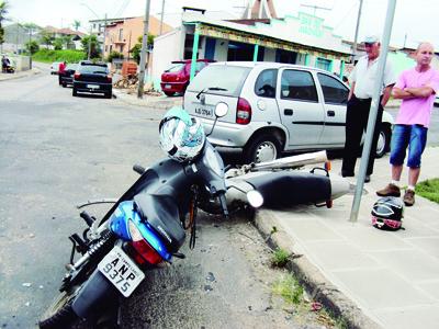 Acidente entre um veículo e duas motos no bairro Aparecida