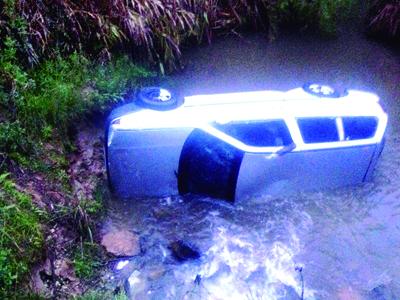 Veículo desgovernado cai em riacho no Jardim Serrinha