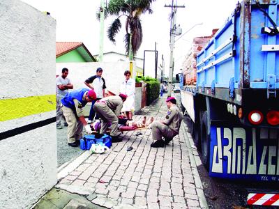 Trabalhador ferido em queda de caminhão