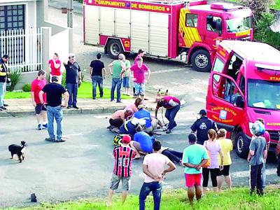 Casal gravemente ferido atingido por caminhão