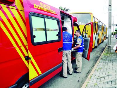 Garotinho teve o braço preso na  porta de um ônibus