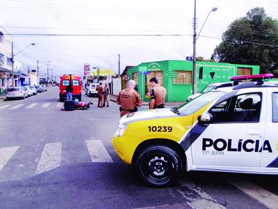 Acidente entre carro e moto no Centro