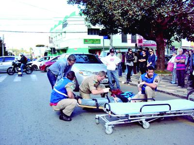 Mulher é atropelada no centro da cidade e sofre ferimentos leves