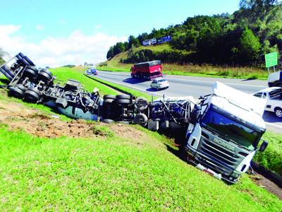 Scania desgovernada cai em barranco na 277