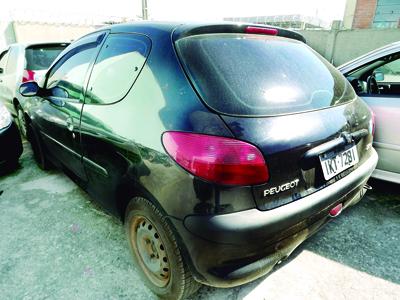 Peugeot roubado é encontrado abandonado