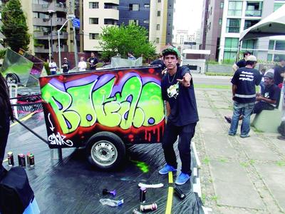 Grafiteiro participa de evento em Curitiba