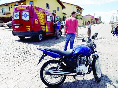 Kombi causa acidente com moto