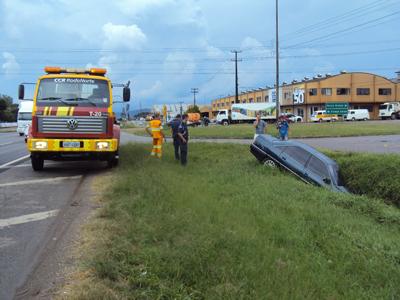 Veículo cai em valeta ao lado da pista