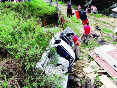 Veículo desgovernado cai em barranco no Rivabem