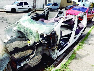 Carcaça de veículo furtado  é encontrada na Estrada do Cerne