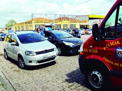 Mulher ferida em acidente entre dois veículos