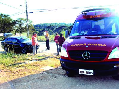 Colisão frontal na João Stukas deixa duas pessoas feridas