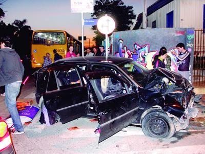 Motorista fica ferido em acidente entre ônibus e veículo