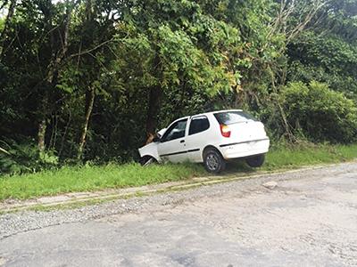 Motorista abandona veículo após acidente