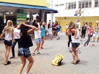 Centro da Juventude promove Flash Mob 