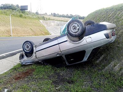 Motorista ferido em capotamento