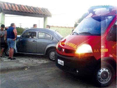 Fusca bate em muro