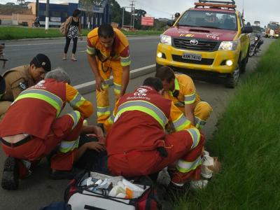 Atropela cachorro e cai de moto