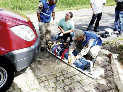 Motociclista ferido em acidente na Estrada de Bateias