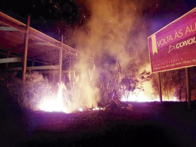 Incêndio ambiental assusta moradores na Pigatto