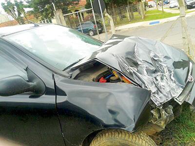 Mulher ferida ao colidir carro em poste na Ferraria