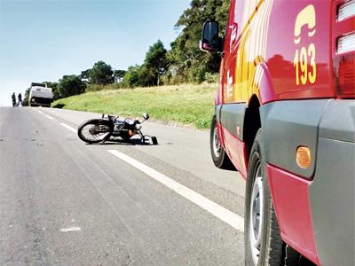 Motociclista ferido em colisão na BR 277 