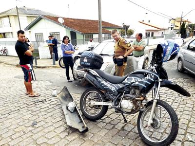 Um ferido em acidente entre dois carros e uma moto